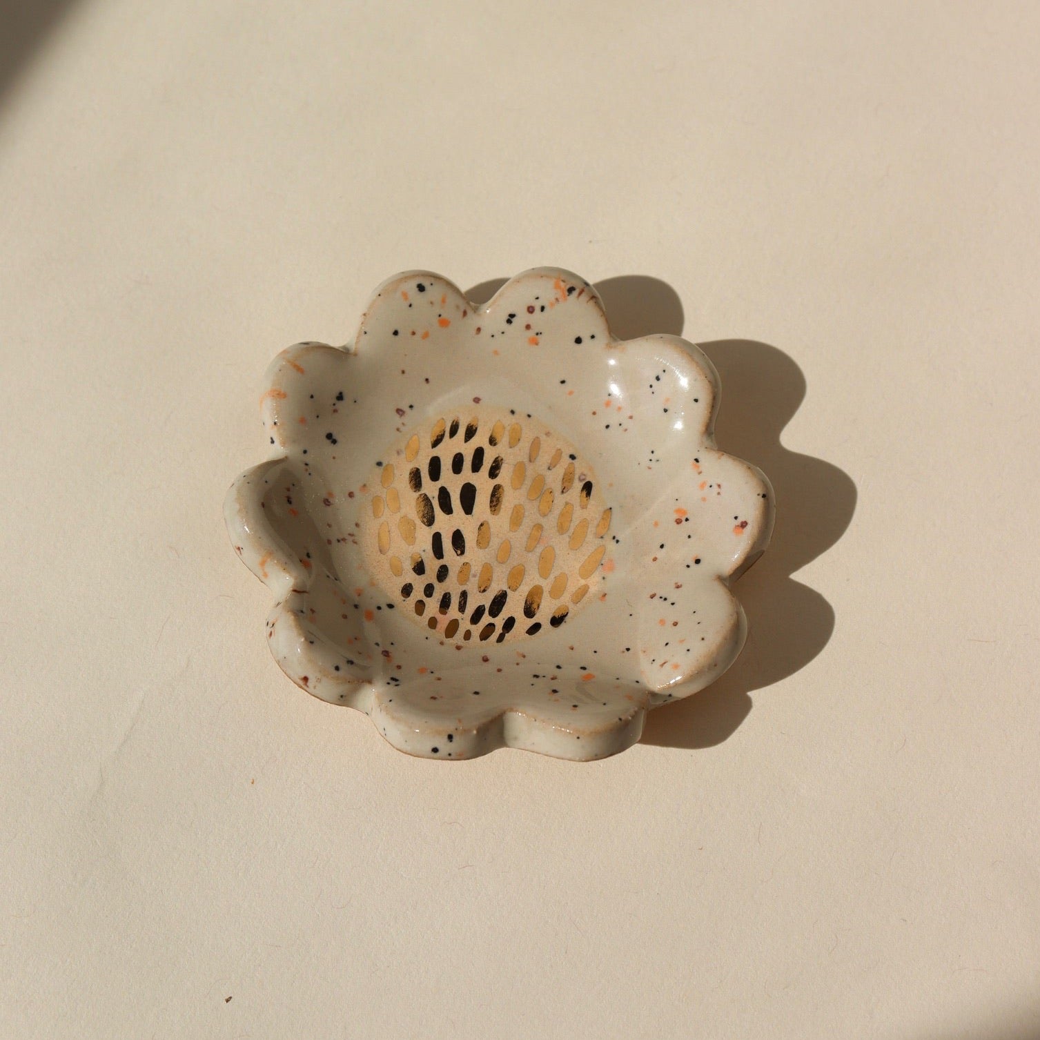 Daisy Flower Dish - Curious Clay