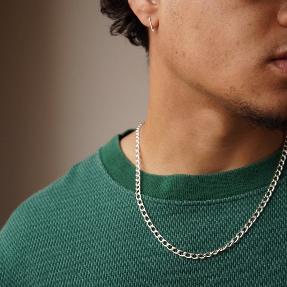 Model wearing 925 sterling silver Alex chain 