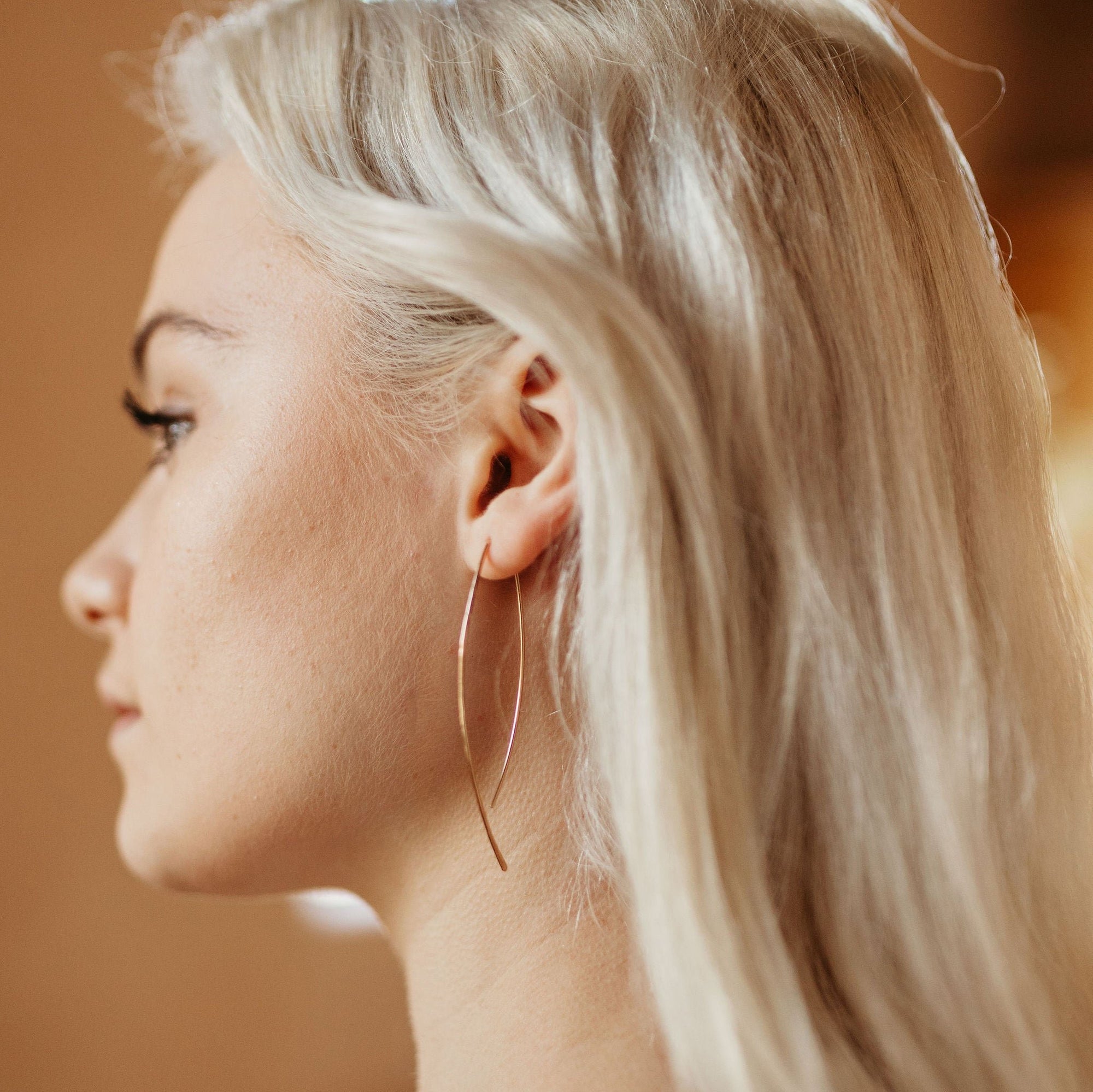 model wearing 14k gold fill hammered threader earrings