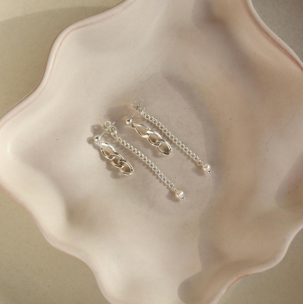 Alex Chain Stud post with a la mer back drop meet on the end with a pearl on the end.