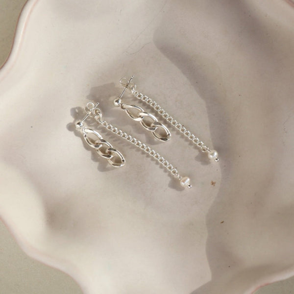 alex_pearl_studs_by_token_jewe